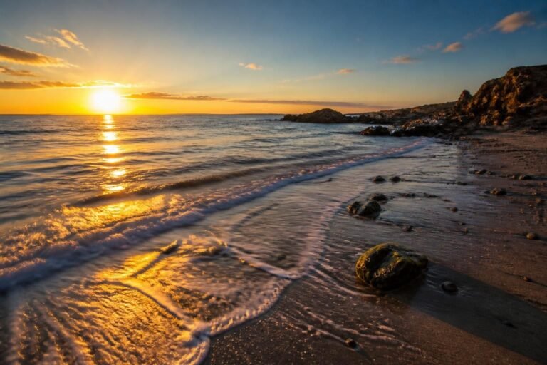 découvrez comment capturer la beauté de la mer en jouant avec la marée, la lumière rasante et les effets de mouvement pour des photos captivantes et dynamiques.
