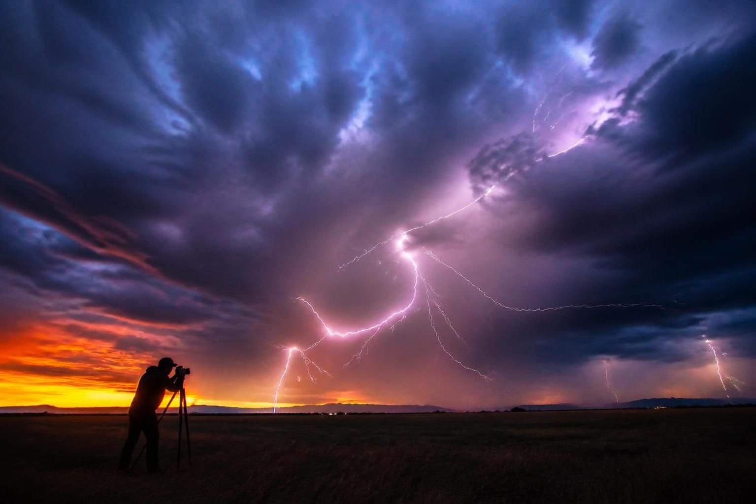 comment photographier un orage en toute sécurité grâce à nos conseils sur le matériel nécessaire et les réglages adaptés pour capturer des clichés impressionnants.